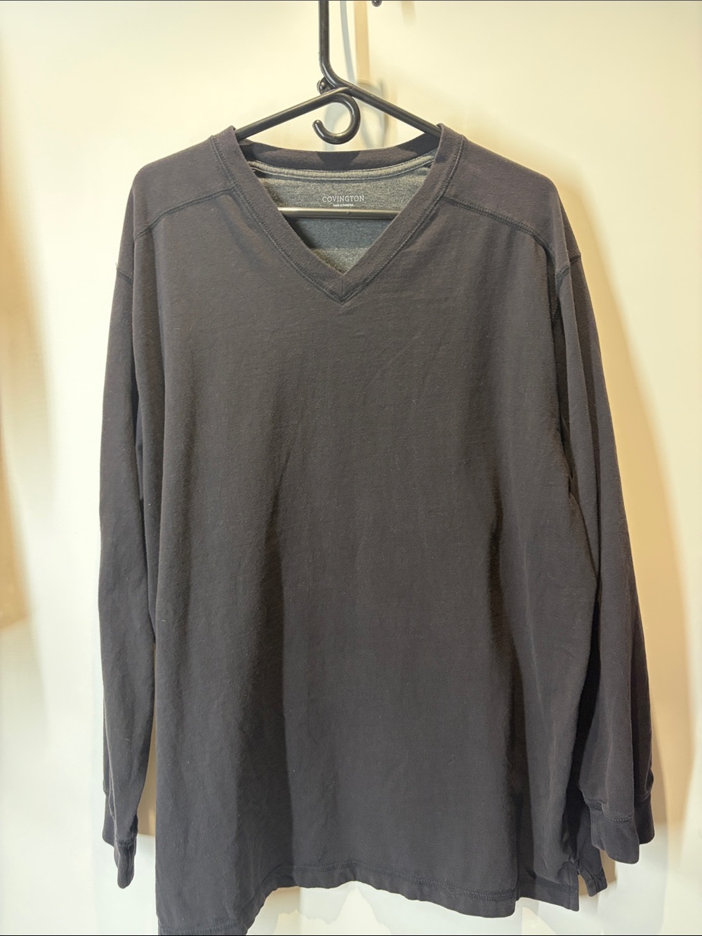 Covington Men's Long Sleeve V-Neck Shirt in Black (Ladies great for leggings)
